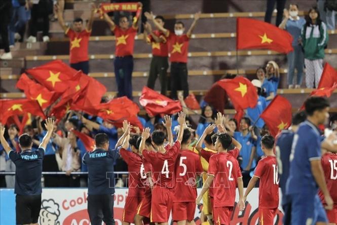 Ban huấn luyện, cầu thủ đội tuyển U17 Việt Nam cám ơn khán giả đến cổ vũ tại sân vận động Việt Trì ((Phú Thọ). Ảnh: Minh Quyết - TTXVN