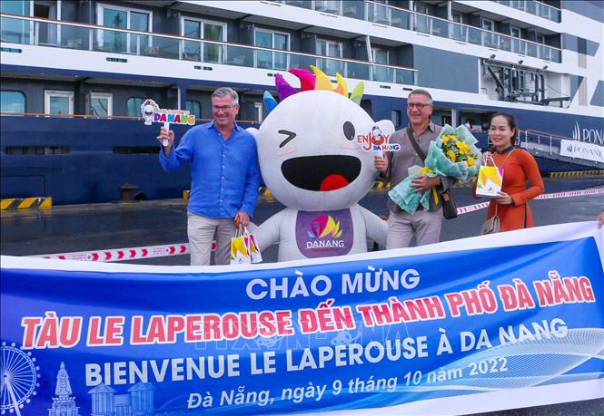 The foreign holidaymakers aboard the cruise ship Le Lape'rouse. VNA Photo: Trần Lê Lâm