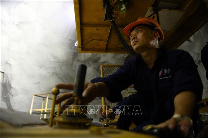 Trong hầm ngày cũng như đêm, đội ngũ công nhân bám trụ thi công, tập trung cao độ, đảm bảo tuyệt đối chính xác theo thiết kế. Ảnh: Huy Hùng - TTXVN