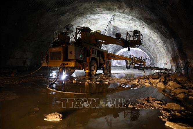 Máy khoan chuyên dụng hoạt động liên tục để đảm bảo tiến độ. Ảnh: Huy Hùng - TTXVN