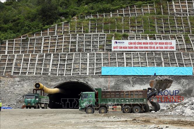 Thi công tại khu vực cửa hầm phía Bắc địa phận huyện Thuận Nam (tỉnh Ninh Thuận). Ảnh: Huy Hùng - TTXVN