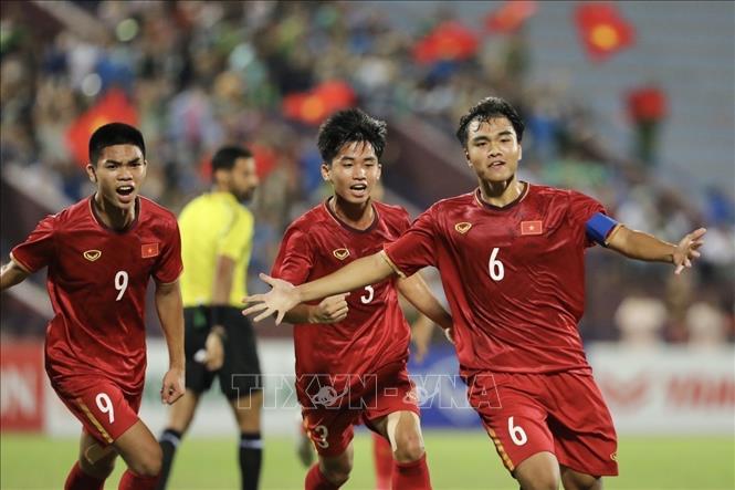 Midfielder Cong Phuong (6)scores the opening goal for Vietnam in the 20th minute. VNA Photo: Minh Quyết 