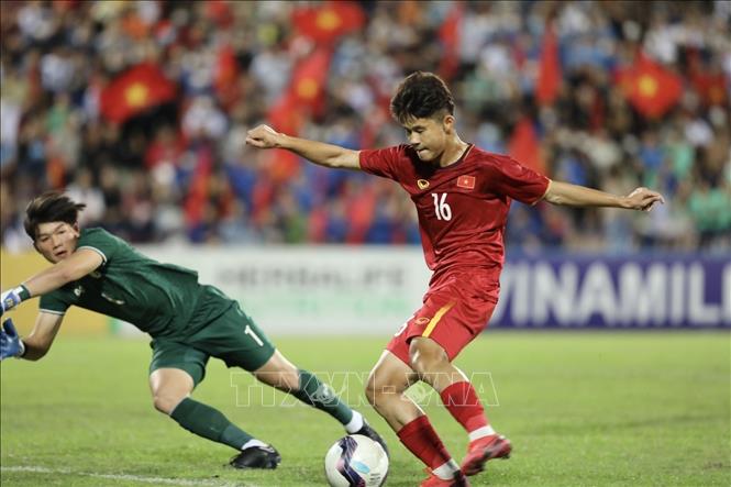 Striker Long Vu (16) raises the score to 2-0 for Vietnam in the 25th minute. VNA Photo: Minh Quyết 