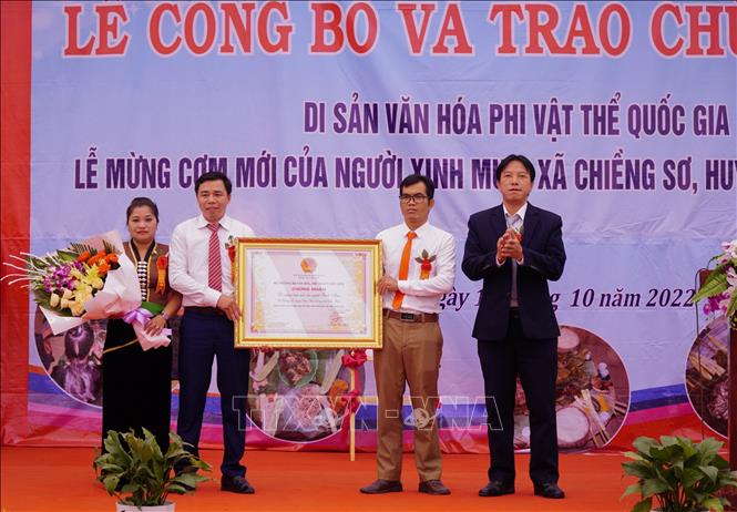 Trong ảnh: Trao Chứng nhận di sản văn hóa phi vật thể quốc gia đối với Lễ Mừng cơm mới của người Xinh Mun ở xã Chiềng Sơ. Ảnh: Xuân Tư - TTXVN