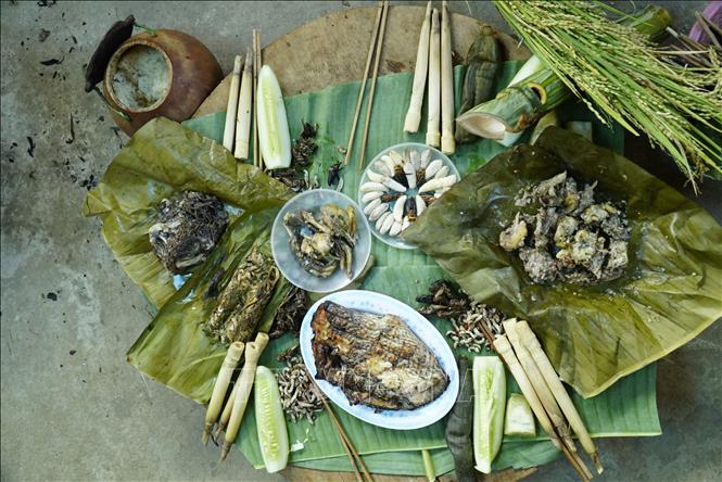 Trong ảnh: Mâm cỗ cúng Lễ Mừng cơm mới của người Xinh Mun ở Chiềng Sơ. Ảnh: Xuân Tư - TTXVN