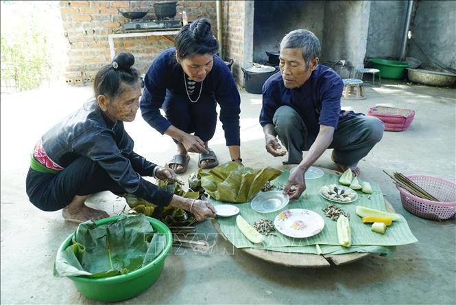 Trong ảnh: Người Xinh Mun ở Chiềng Sơ chuẩn bị mâm cỗ cúng Lễ Mừng cơm mới. Ảnh: Xuân Tư - TTXVN