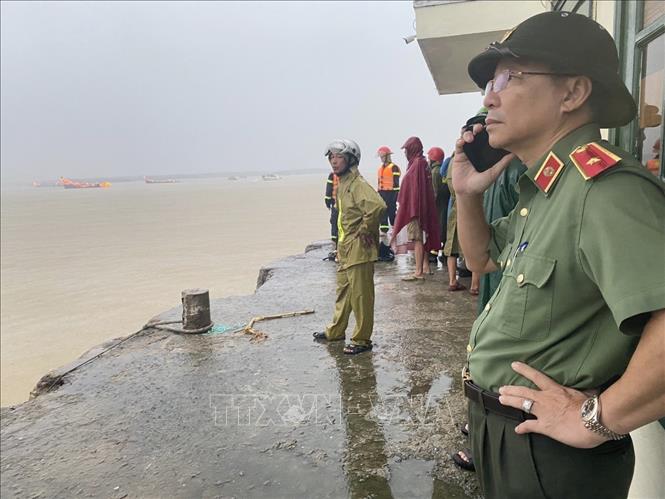 Thiếu tướng Nguyễn Đức Dũng – Giám đốc Công an tỉnh Quảng Nam (đeo kính) chỉ đạo cơ quan chức năng khẩn trương điều tra, làm rõ nguyên nhân vụ hỏa hoạn. Ảnh: Đoàn Hữu Trung - TTXVN