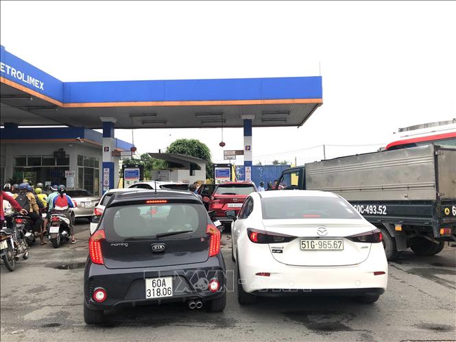 Do thiếu nguồn cung, nhiều cây xăng tại TP.Biên Hòa, Nai bán cầm chừng. Ảnh: TTXVN