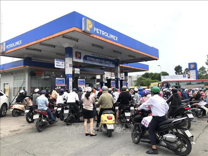 Người dân xếp hàng mưa xăng sáng 10/10/2022 tại một cửa hàng khu vực trung tâm TP.Biên Hòa. Ảnh: TTXVN


