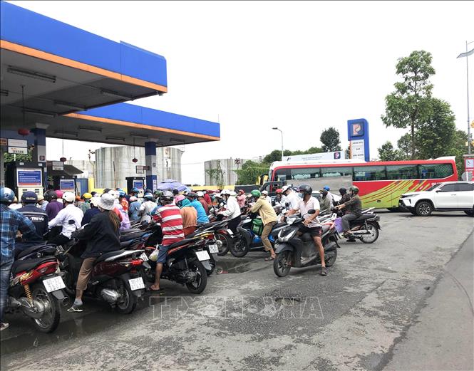 Người dân xếp hàng mưa xăng sáng 10/10/2022 tại một cửa hàng khu vực trung tâm của TP.Biên Hòa. Ảnh: TTXVN

