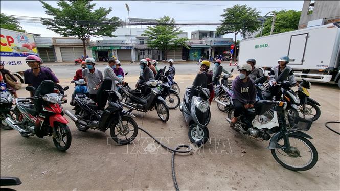 Trong ảnh: Người dân đứng chờ đổ xăng với hạn mức đổ tối đa 30.000 đồng/lần tại cửa hàng xăng dầu Tấn Tài (phường Tấn Tài, thành phố Phan Rang – Tháp Chàm). Ảnh: Nguyễn Thành – TTXVN