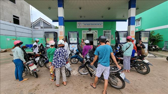 Trong ảnh: Người dân xếp hàng chờ đổ xăng với hạn mức đổ tối đa 30.000 đồng/lần tại cửa hàng xăng dầu Tấn Tài (phường Tấn Tài, thành phố Phan Rang – Tháp Chàm). Ảnh: Nguyễn Thành – TTXVN