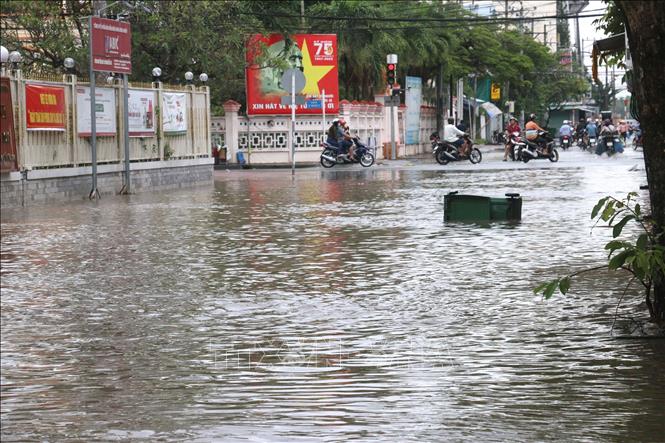 Trong ảnh: Triều cường dâng cao gây ngập nhiều tuyến đường nội ô thành phố Vĩnh Long. Ảnh: Lê Thúy Hằng - TTXVN