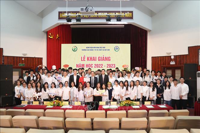 Đại biểu với sinh viên của trường Cao đẳng Y tế Thiết bị Việt Đức tại lễ khai giảng. Ảnh: TTXVN phát