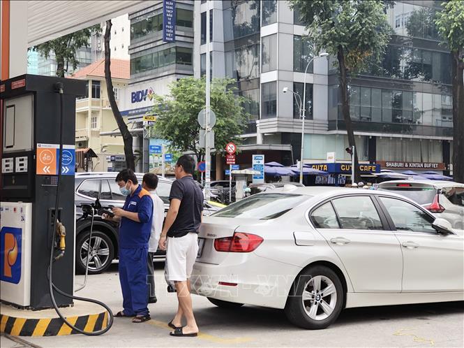 Trong ảnh: Cửa hàng xăng Petrolimex số 1 tại 132 đường Hai Bà Trưng, Phường Đa Kao, quận 1, Thành phố Hồ Chí Minh, vẫn đảm bảo cung ứng số lượng cho người tiêu dùng, kể cả người dân đi xe ô tô, xe máy và những phương tiện khác. Ảnh: Mỹ Phương - TTXVN