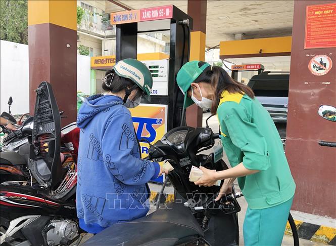 Trong ảnh: Khách hàng vẫn được mua xăng theo nhu cầu tiêu dùng tại nhiều cửa hàng xăng, dầu trên địa bàn Thành phố Hồ Chí Minh. Ảnh: Mỹ Phương - TTXVN