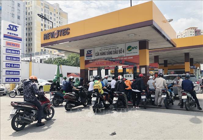 Trong ảnh: Người dân Thành phố Hồ Chí Minh được hướng dẫn xếp hàng và đảm bảo an ninh trật tự tại cửa hàng xăng, dầu số 4, phường 15, quận Bình Thạnh, Thành phố Hồ Chí Minh. Ảnh: Mỹ Phương - TTXVN