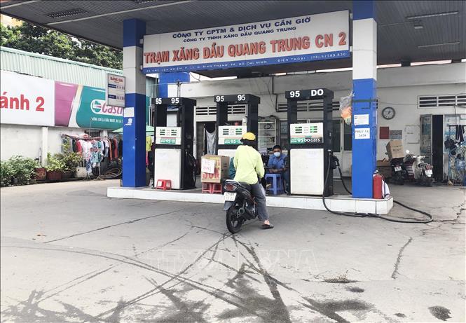 Trong ảnh: Khách hàng đến cửa hàng xăng, dầu trên địa bàn Thành phố Hồ Chí Minh thấy biển 