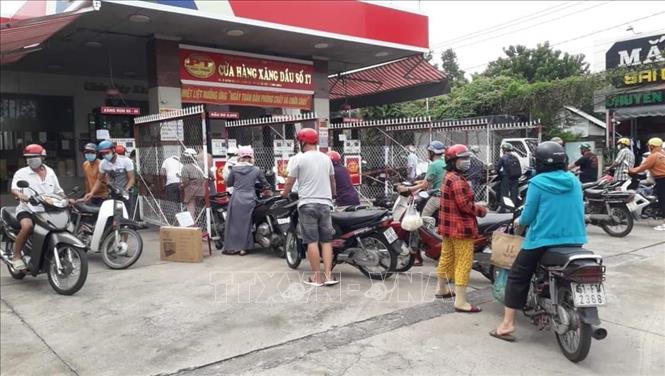 Một cây xăng ở TP. Thủ Dầu Một đang mở bán thu hút nhiều người dân đến mua xăng trong ngày 10/10/2022. Ảnh: TTXVN phát