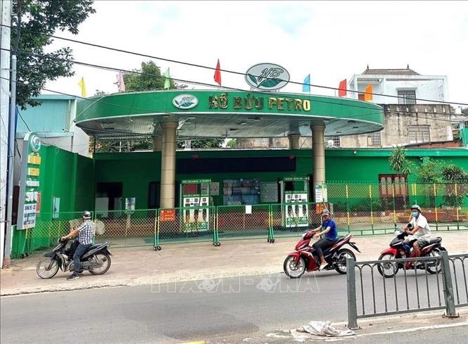 Một cây xăng trên đường Huỳnh Văn Lũy, thành phố Thủ Dầu Một, tỉnh Bình Dương kéo hàng rào nghỉ bán trong ngày 10/10/2022. Ảnh: TTXVN phát