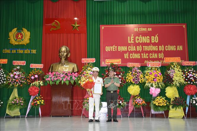 Thứ trưởng Lương Tam Quang trao quyết định của Bộ trưởng Bộ Công an về việc điều động, bổ nhiệm Đại tá Trương Sơn Lâm giữ chức Giám đốc Công an tỉnh Bến Tre. Ảnh TTXVN phát