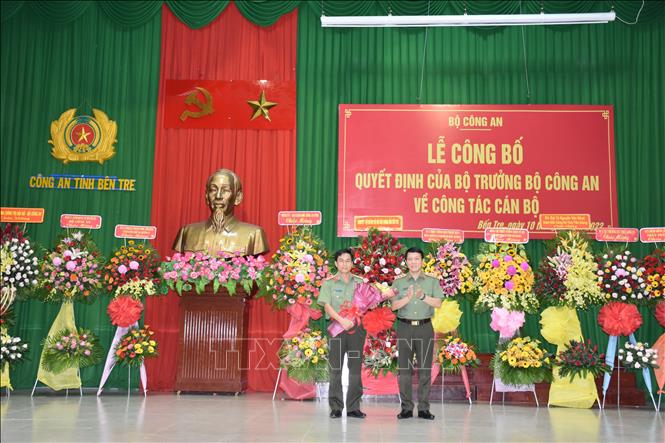 Thứ trưởng Lương Tam Quang tặng hoa chúc mừng Đại tá Võ Hùng Minh. Ảnh TTXVN phát