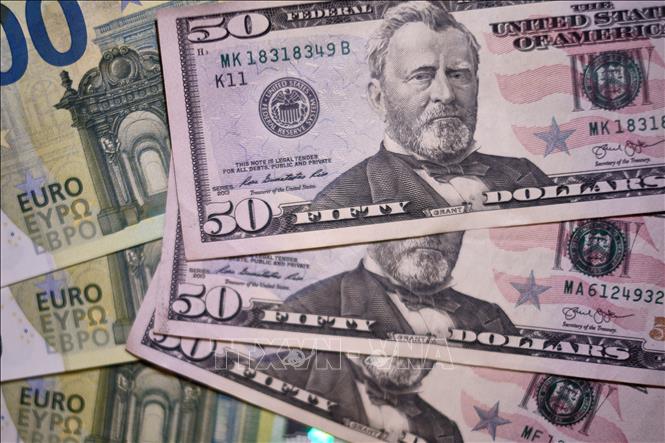 Trong ảnh: Đồng đô la Mỹ (phải) và đồng euro (trái). Ảnh: THX/ TTXVN 