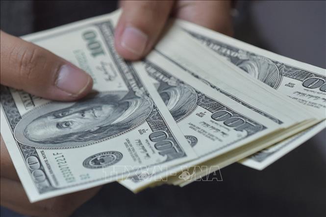 Trong ảnh (tư liệu): Đồng tiền mệnh giá 100 đô la Mỹ. Ảnh: AFP/ TTXVN