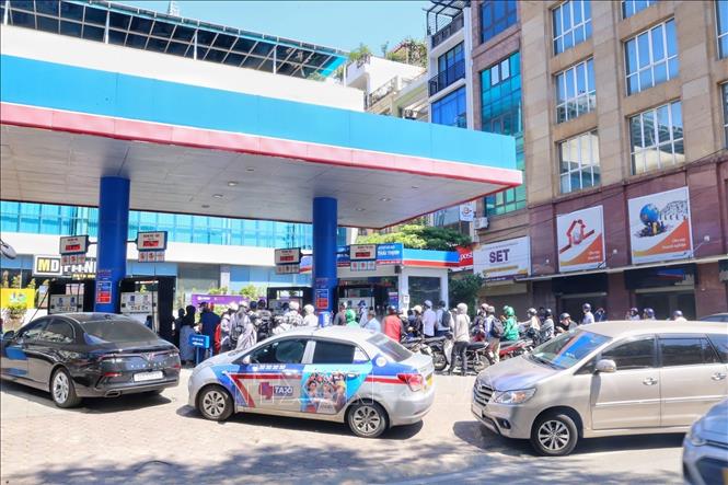 Ô tô nối đuôi nhau tại cửa hàng xăng trên phố Thái Thịnh (ảnh chụp ngày 11/10). Ảnh: Tuấn Đức - TTXVN