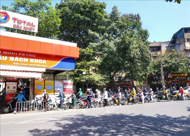 Người dân mua xăng xếp hàng dài tại cửa hàng xăng Bách Khoa (ảnh chụp ngày 11/10). Ảnh: Tuấn Đức - TTXVN