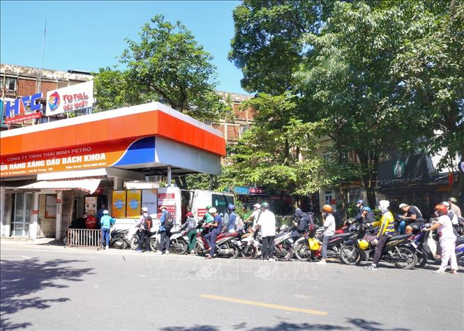 Người dân mua xăng xếp hàng dài tại cửa hàng xăng Bách Khoa (ảnh chụp ngày 11/10). Ảnh: Tuấn Đức - TTXVN