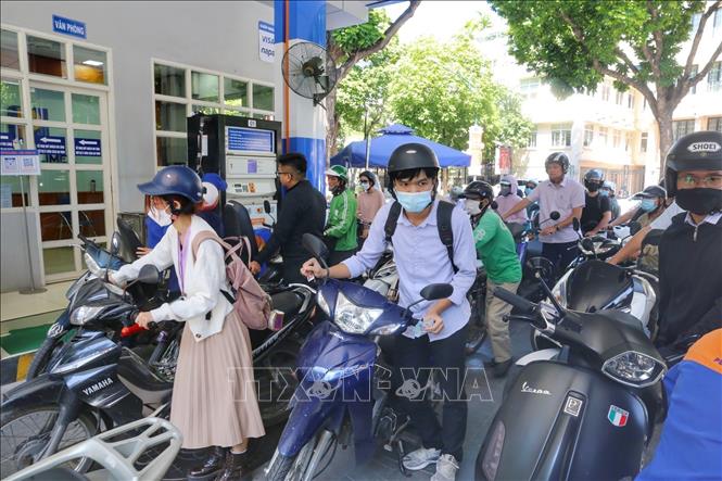 Hàng dài người mua xăng tại cửa hàng xăng trên phố Trần Hưng Đạo (ảnh chụp ngày 11/10). Ảnh: Tuấn Đức - TTXVN
