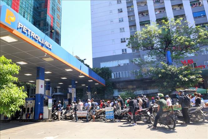 Hàng dài người mua xăng tại cửa hàng xăng trên phố Nguyễn Lương Bằng (ảnh chụp ngày 11/10). Ảnh: Tuấn Đức - TTXVN