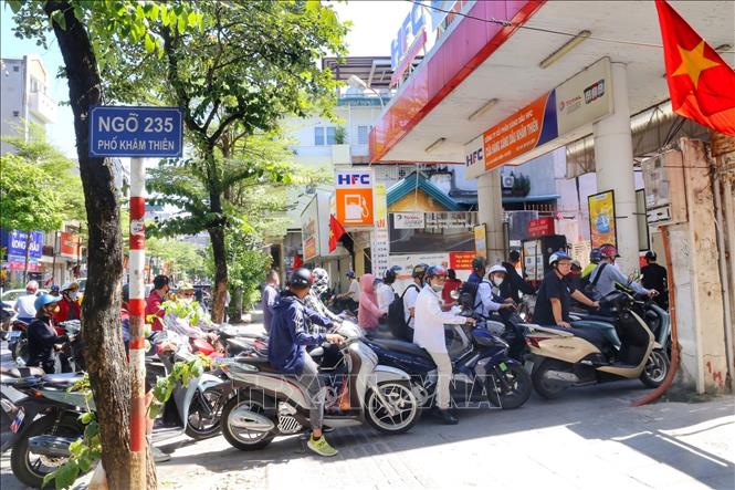 Người dân mua xăng xếp hàng dài ra cả lòng đường tại cửa hàng xăng Khâm Thiên (ảnh chụp ngày 11/10). Ảnh: Tuấn Đức - TTXVN