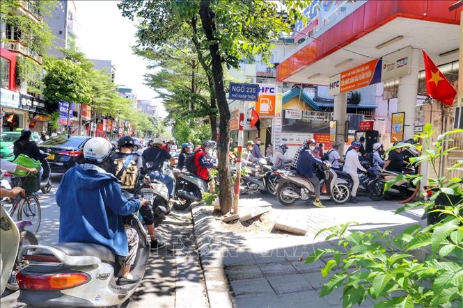 Người dân mua xăng xếp hàng dài ra cả lòng đường tại cửa hàng xăng Khâm Thiên (ảnh chụp ngày 11/10). Ảnh: Tuấn Đức - TTXVN