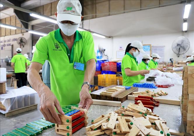 Trong ảnh: Gỗ Đức Thành sản xuất đồ gia dụng, nhà bếp và đồ chơi bằng gỗ cho thị trường trong nước và xuất khẩu. Ảnh: Hồng Đạt - TTXVN
