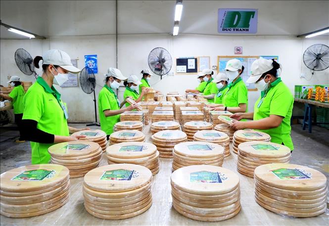 Trong ảnh: Gỗ Đức Thành sản xuất đồ gia dụng, nhà bếp và đồ chơi bằng gỗ cho thị trường trong nước và xuất khẩu. Ảnh: Hồng Đạt - TTXVN