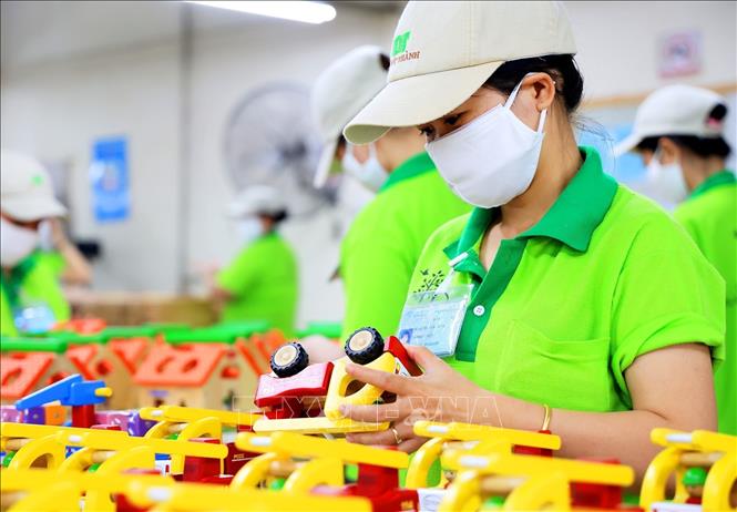 Trong ảnh: Kiểm tra sản phẩm đồ chơi bằng gỗ trước khi đóng gói. Ảnh: Hồng Đạt - TTXVN