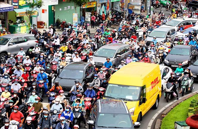 Trong ảnh: Ùn tắc giao thông tại bùng binh Lăng Cha Cả, quận Tân Bình. Ảnh: Hồng Đạt - TTXVN