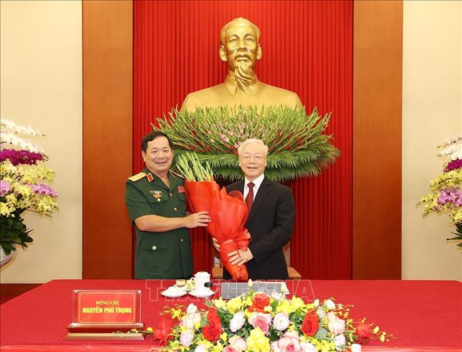 Thay mặt tuổi trẻ Quân đội, Thượng tướng Lê Huy Vịnh, Ủy viên Trung ương Đảng, Thứ trưởng Bộ Quốc phòng tặng hoa Tổng Bí thư Nguyễn Phú Trọng, Bí thư Quân ủy Trung ương. Ảnh: Trí Dũng – TTXVN