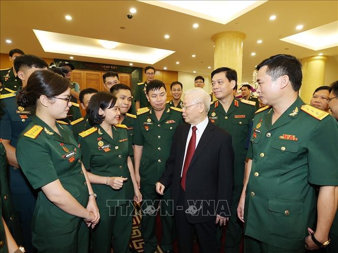 Tổng Bí thư Nguyễn Phú Trọng, Bí thư Quân ủy Trung ương với các đại biểu Đại hội Đoàn Thanh niên Cộng sản Hồ Chí Minh Quân đội lần thứ X (2022 - 2027). Ảnh: Trí Dũng –TTXVN 