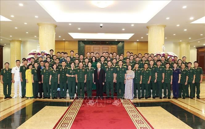 Tổng Bí thư Nguyễn Phú Trọng, Bí thư Quân ủy Trung ương chụp ảnh chung với các đại biểu. Ảnh: Trí Dũng –TTXVN