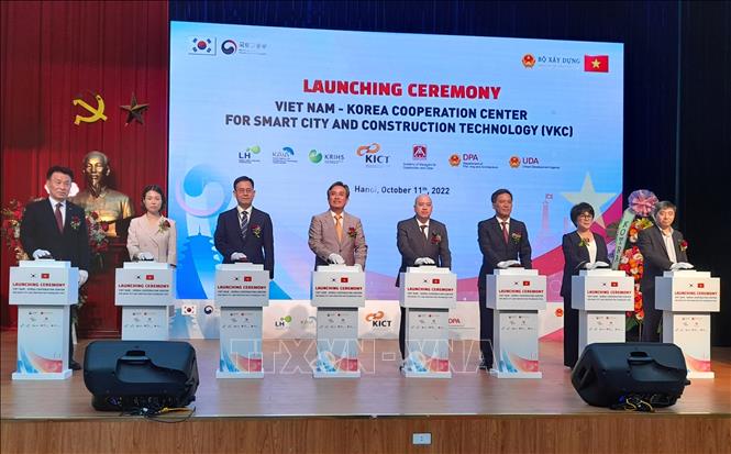 Đại diện Bộ Xây dựng Việt Nam và Bộ Đất đai, Hạ tầng, Giao thông Hàn Quốc bấm nút triển khai Dự án “Thành lập Trung tâm hợp tác Việt Nam - Hàn Quốc về đô thị thông minh và công nghệ xây dựng”. Ảnh: Hùng Võ - TTXVN