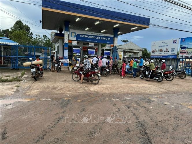 Trạm xăng dầu tại xã Phước Vinh, huyện Châu Thành, tỉnh Tây Ninh vẫn mở cửa bán xăng dầu theo quy định. Ảnh: Thanh Tân - TTXVN