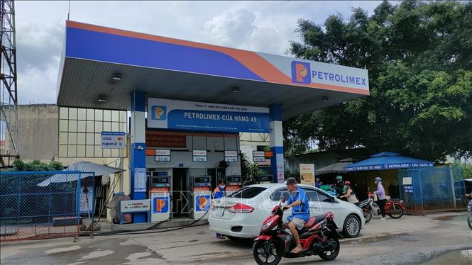 Trạm xăng dầu tại xã Trường Đông, thị xã Hòa Thành, tỉnh Tây Ninh vẫn mở cửa bán xăng dầu theo quy định. Ảnh: Thanh Tân - TTXVN