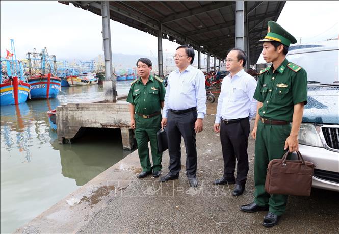 Leaders of Ninh Thuan province's People's Committee and officers inspect the management of fishing vessels. VNA Photo: Công Thử