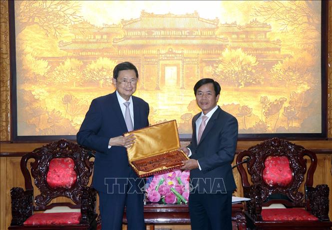 Chairman of the People’s Committee of the central province of Thua Thien-Hue Nguyen Van Phuong presents a gift to Cambodian Minister in charge of Border Affairs Var Kim Hong. VNA Photo: Đỗ Trưởng