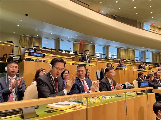 Members of the Vietnamese delegation receive the election results at the UNHCR. VNA Photo 