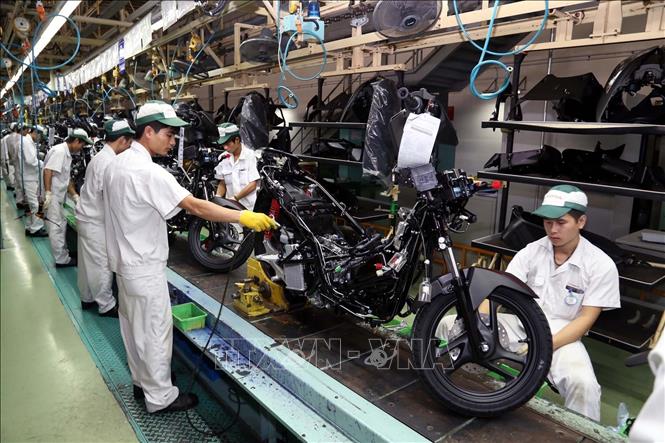 Assembling motorbikes at the Honda Ha Nam factory in Dong Van Industrial Zone. VNA Photo: Đại Nghĩa