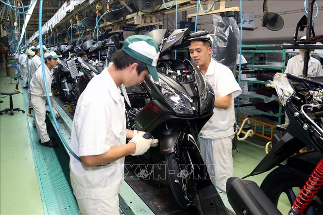 Assembling motorbikes at the Honda Ha Nam factory in Dong Van Industrial Zone. VNA Photo: Đại Nghĩa
